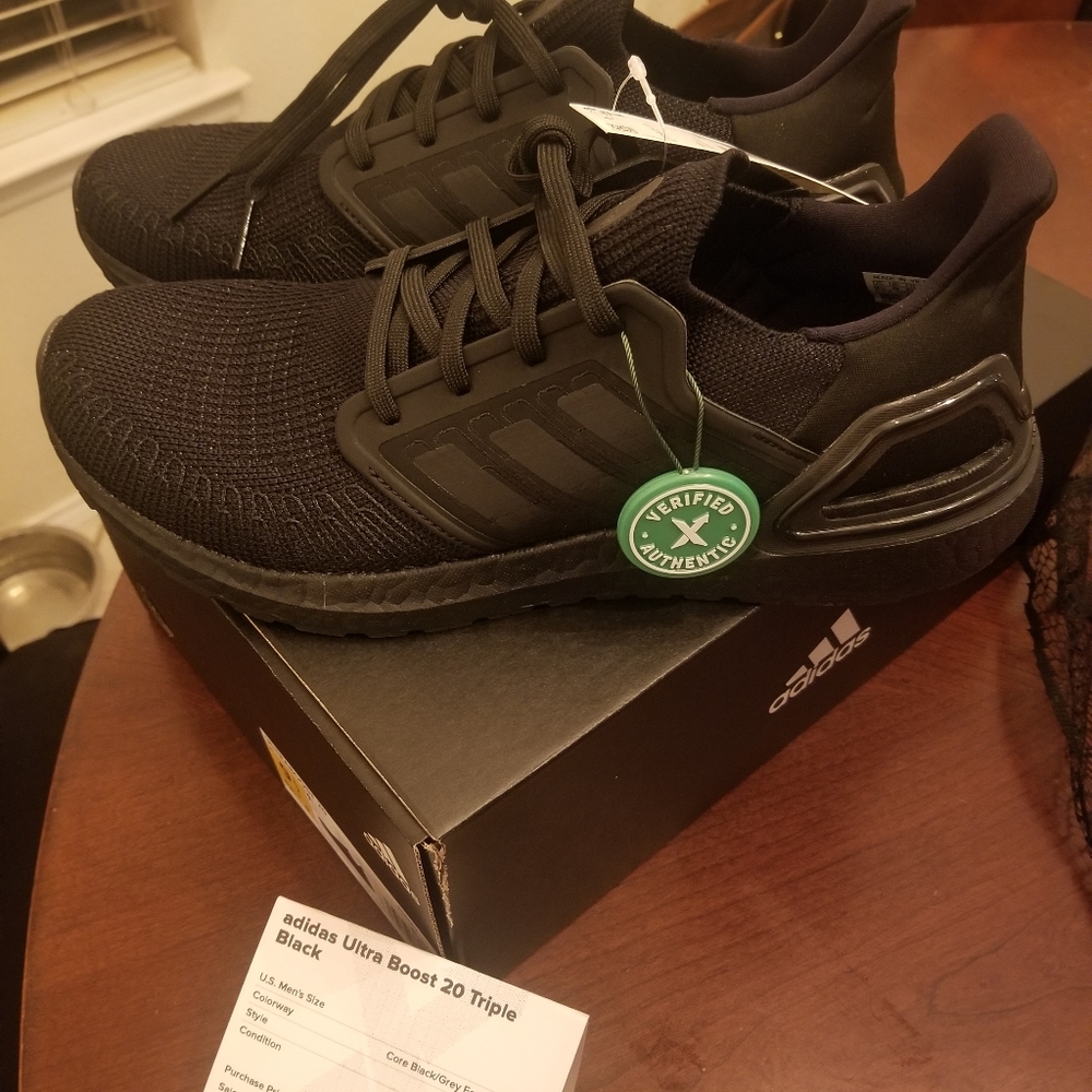 Mens size 9 1/3 Adidas ultra Boost 40